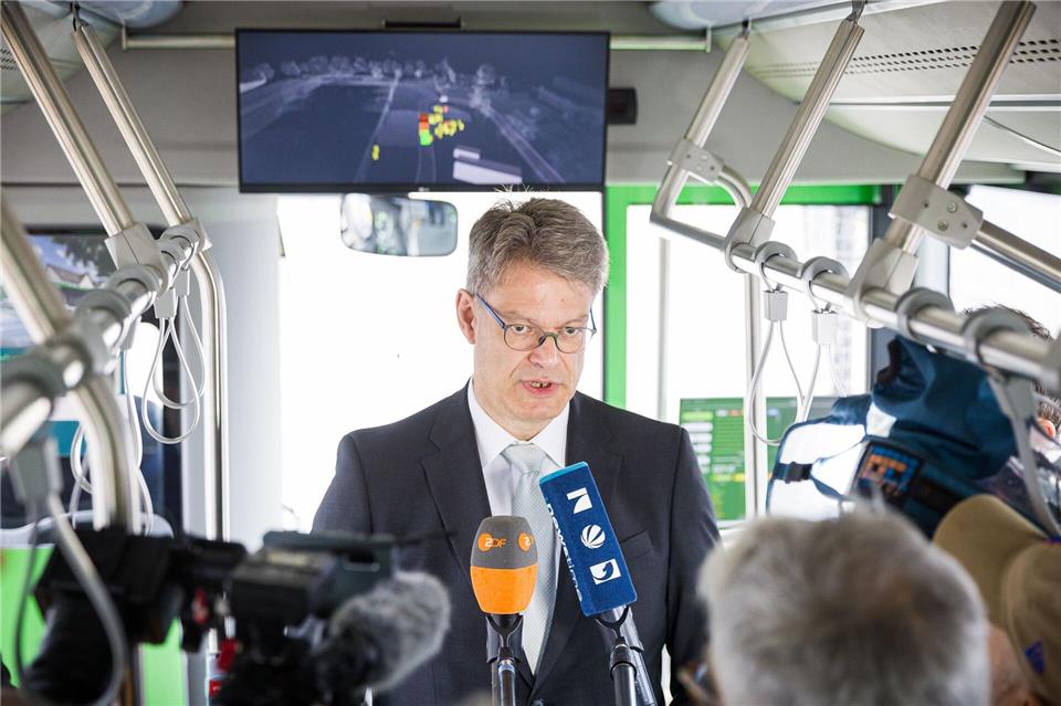 Verkehrsminister Schnieder zeigt sich nach seiner Fahrt im autonomen Bus beeindruckt.Moritz Frankenberg/dpa