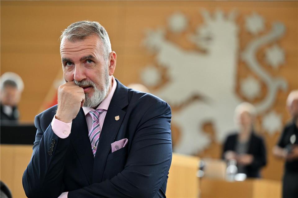 Verkehrsminister Schütz will sich vorerst auf die Finanzierung des Deutschlandtickets konzentrieren. (Archivbild)Martin Schutt/dpa
