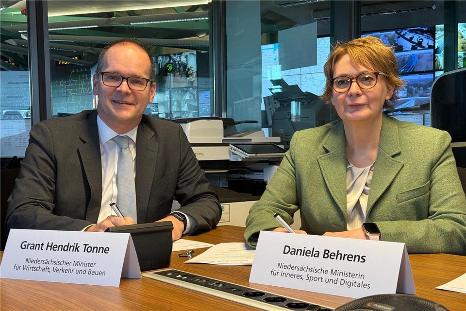 Verkehrsminister Tonne und Innenministerin Behrens wollen das Verkehrsmanagement in Niedersachsen kontinuierlich weiter ausbauen.Kilian Genius/-/dpa