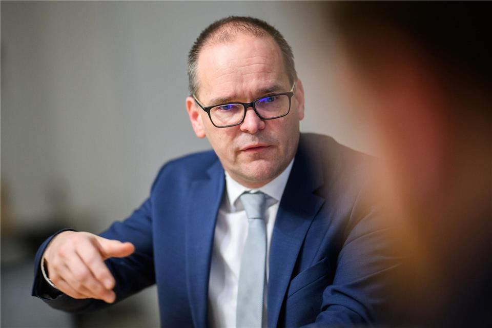 Verkehrsminister Tonne verspricht mehr Tempo bei der Straßensanierung. (Archivbild)Julian Stratenschulte/dpa