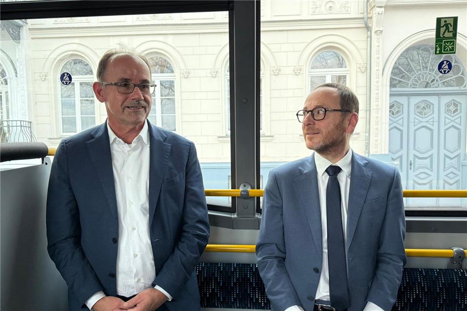 Verkehrsminister Wolfgang Blank (parteilos, l) und Ecovista-Geschäftsführer Michael Bader zeigen sich zufrieden.Helena Dolderer/dpa