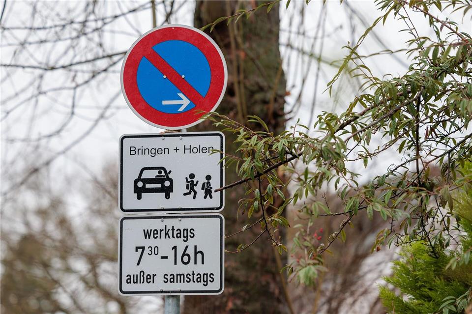 Zu Fuß zur Schule: Wie Kinder selbstsicherer werden Verkehrsschilder für „Elterntaxis“, die ein eingeschränktes Halteverbot anzeigen.Jörg Halisch/dpa