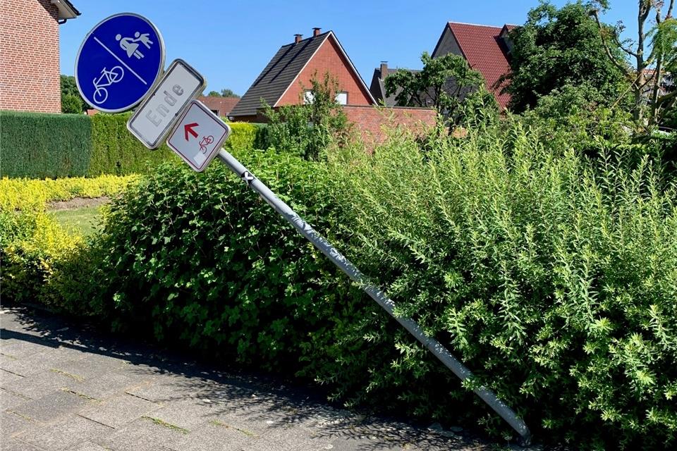 Verkehrsschilder wurden umgetreten.
