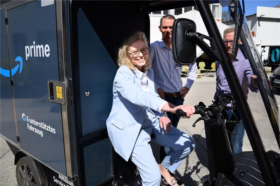 Verkehrssenatorin Bonde nimmt Platz auf einem der neuen Lastenräder des Herstellers Mubea.Bernd von Jutrczenka/dpa