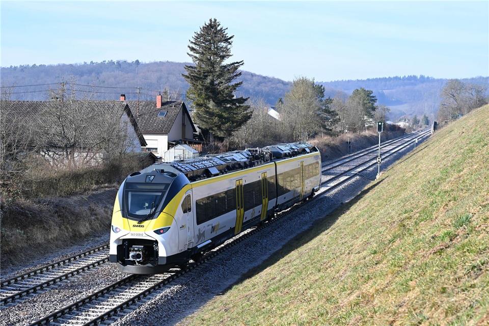 Verkehrsunternehmen und Land testen Maßnahmen für mehr Sicherheit in Zügen. (Symbolbild)Bernd Weißbrod/dpa
