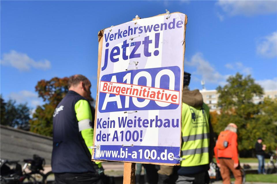 Demonstranten protestieren gegen den Ausbau der A100 „Verkehrswende jetzt!“ forderten die Teilnehmer einer Demonstration gegen den weiteren Ausbau der A100 in Berlin. Paul Zinken/dpa