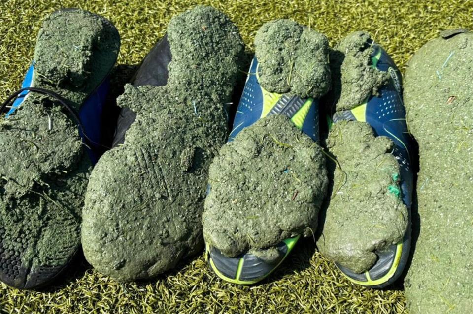 Verklumpte Fußballschuhe: Viele landen vermutlich im Müll. Die Verlezungsgefahr auf betroffenen Plätzen ist groß. 
