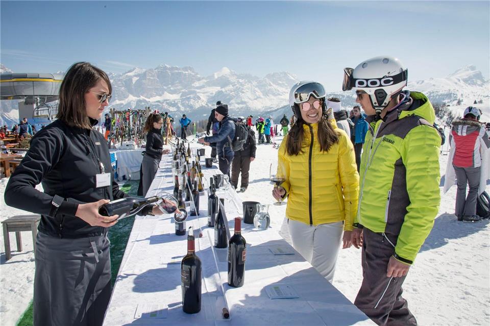 Verkostung mit Skihelm: Bei der „Wein Skisafari“ geht es von Hütte zu Hütte. Dabei können bis zu 100 Weine probiert werden.Freddy Planinschek/Alta Badia/dpa-tmn