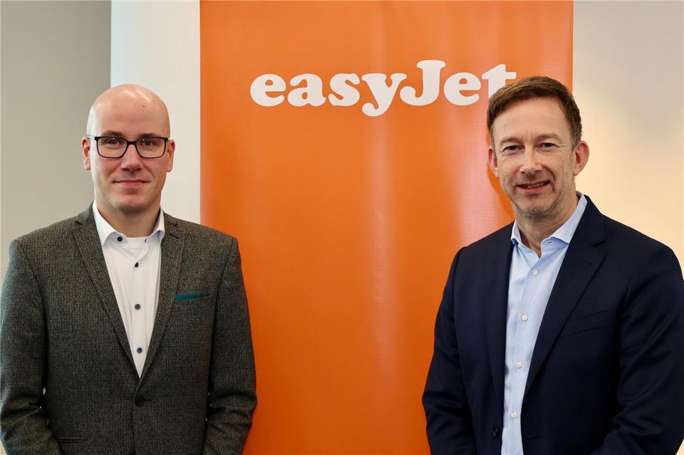 Verkünden eine neue Partnerschaft: der Deutschland-Chef von Easyjet, Stephan Erler (l), und der Düsseldorfer Flughafen-Chef, Lars Redeligx.Oliver Auster/dpa