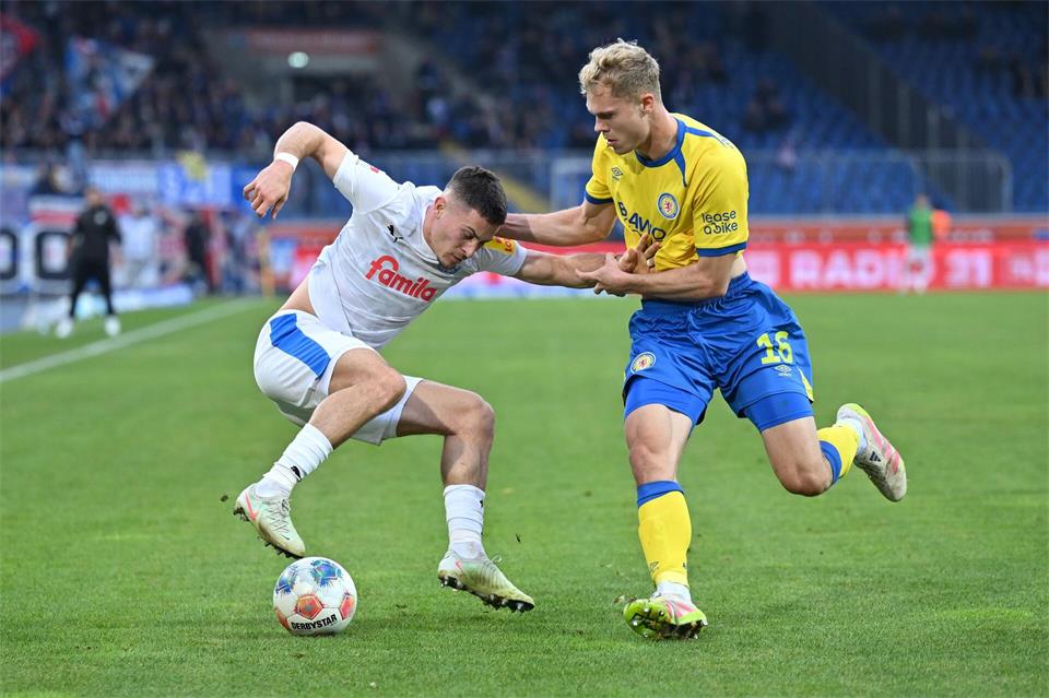 Verlässt Eintracht Braunschweig: Louis Breunig (r) wechselt nach Würzburg.Swen Pförtner/dpa
