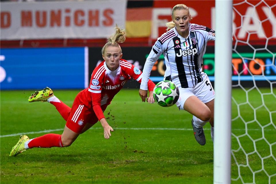 Verlässt den FC Bayern: Lea Schüller (l.). (Archivbild) Sven Hoppe/dpa