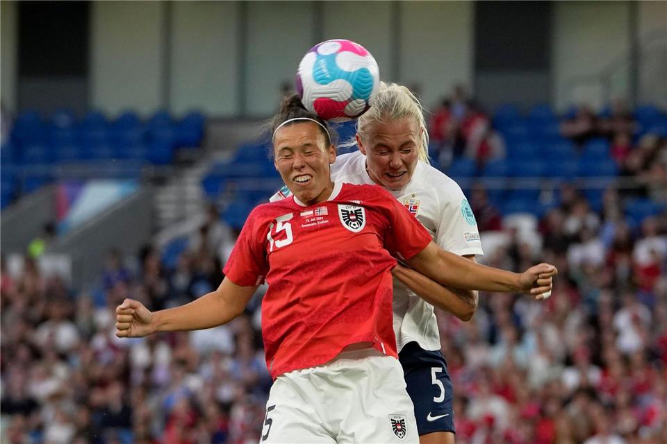 Verlässt den VfL Wolfsburg: Die Norwegerin Guro Bergsvand (hinten).Alessandra Tarantino/AP/dpa