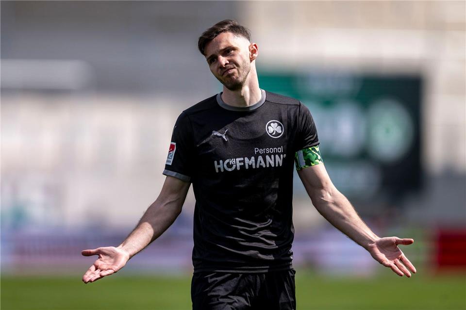 Verlässt die SpVgg Greuther Fürth nach sieben Jahren: Kapitän Branimir Hrgota. (Archivbild)David Inderlied/dpa
