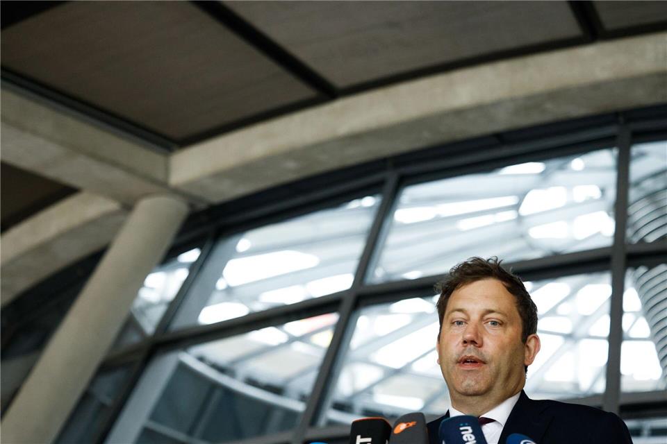 Geld für Autobahnen: Klingbeil kontert Schnieders Forderung Verlangt von Verkehrsminister Schnieder Rechenschaft: Finanzminister Klingbeil.Carsten Koall/dpa