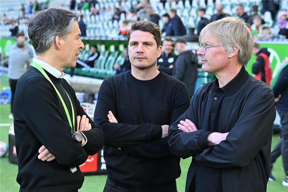 Verlassen den VfL Wolfsburg: die Geschäftsführer Michael Meske (l) und Tim Schumacher (r), hier mit VfL-Sportdirektor Pirmin Schwegler. (Archivbild)Swen Pförtner/dpa