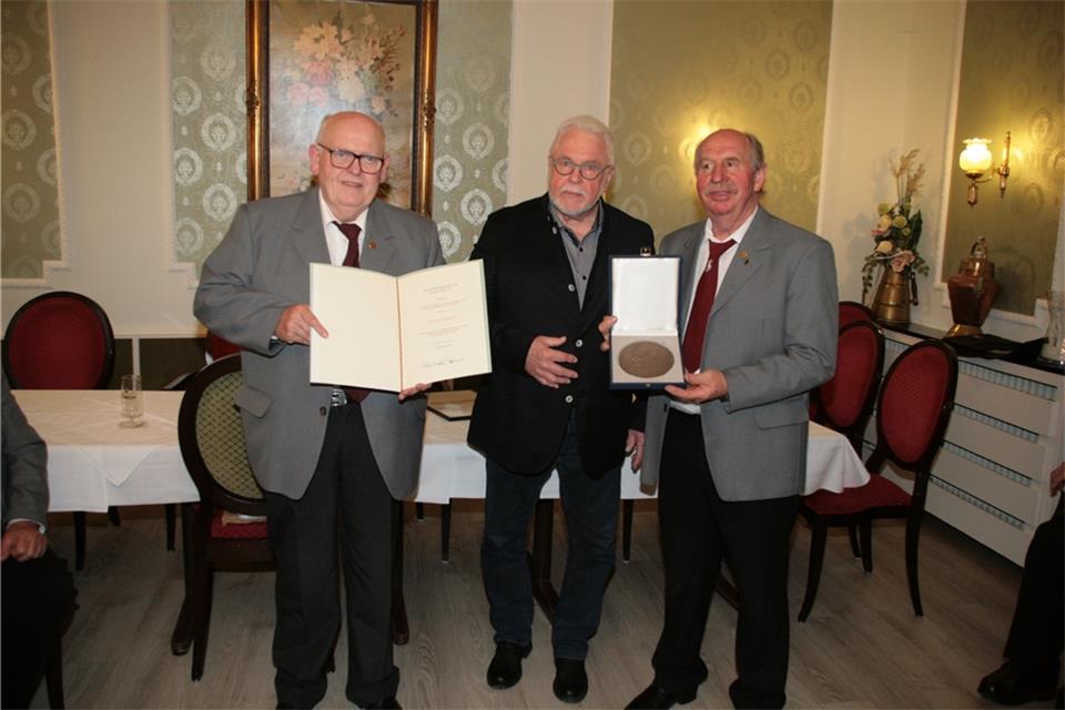 Verleihung der Zelterplakette (v.l.): MGV-Vorsitzender Günter Lohkamp, Reinhard Menke, Vorsitzender des Chorverbandes Westmünsterland, und MGV-Vize Peter Humernik.