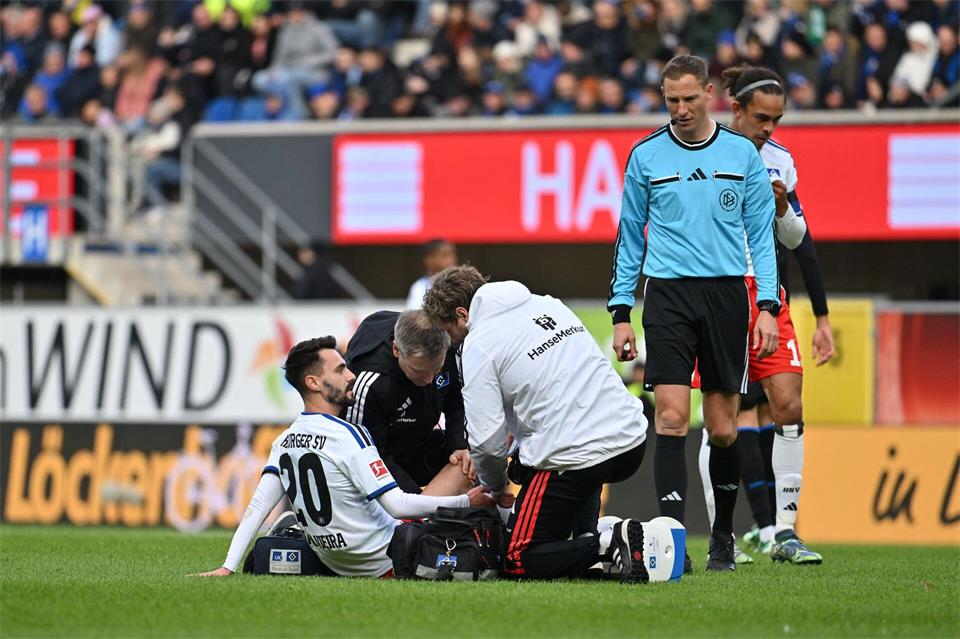 Verletzt: HSV-Spieler Fabio Vieira beim Spiel in Paderborn. Swen Pförtner/dpa