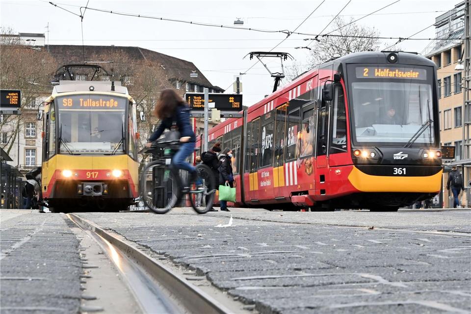 Kollision in Karlsruhe: Autofahrerin übersieht Straßenbahn  Verletzt wurde durch den Unfall zwischen Auto und Straßenbahn niemand. (Symbolbild)Uli Deck/dpa