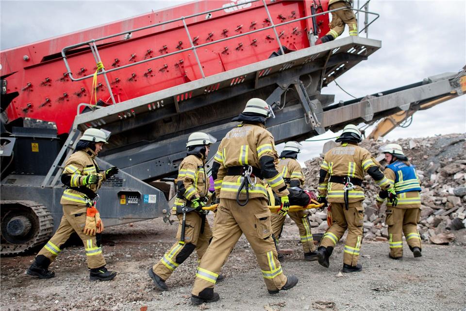 Verletzte Personen bergen oder Brände löschen: Bei dem Wettkampf der Ortsfeuerwehren durchliefen die Feuerwehrleute verschiedene Szenarien. Hauke-Christian Dittrich/dpa