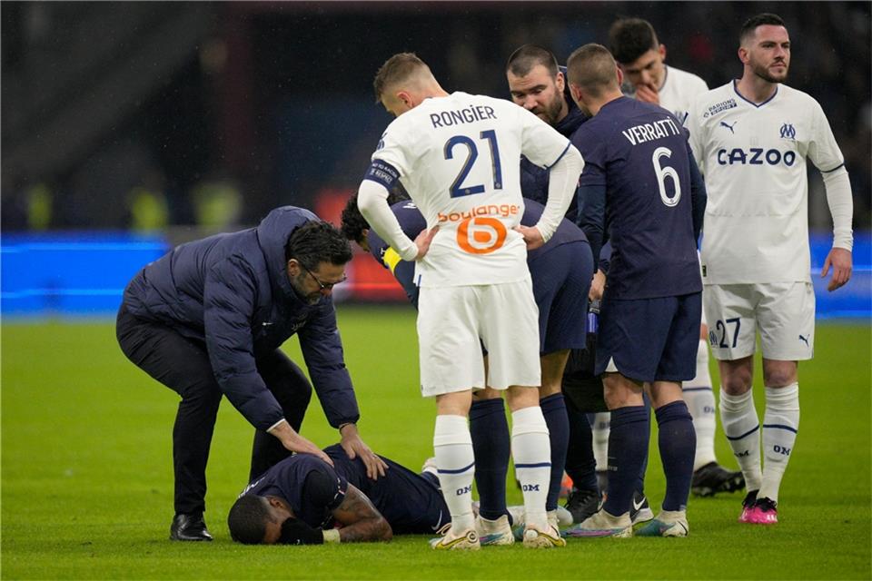 Verletzte sich im Pokal: PSG-Profi Presnel Kimpembe (am Boden).