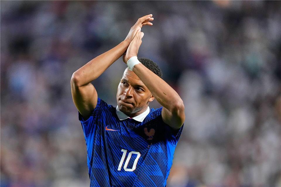 Verließ das Feld unter tosendem Applaus: Kylian Mbappé. Petr David Josek/AP/dpa