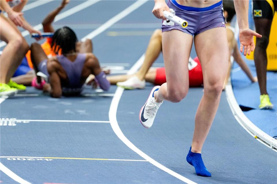 Verlor beim Sturz einen Schuh: Die Amerikanerin Sara Reifenrath.Petr David Josek/AP/dpa