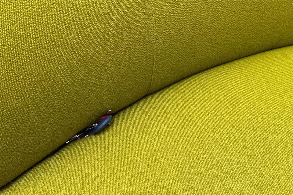 Verloren in der Sofaritze: Die Reichweite der zweiten Generation Airtags ist im Vergleichstest deutlich höher.Till Simon Nagel/dpa-tmn