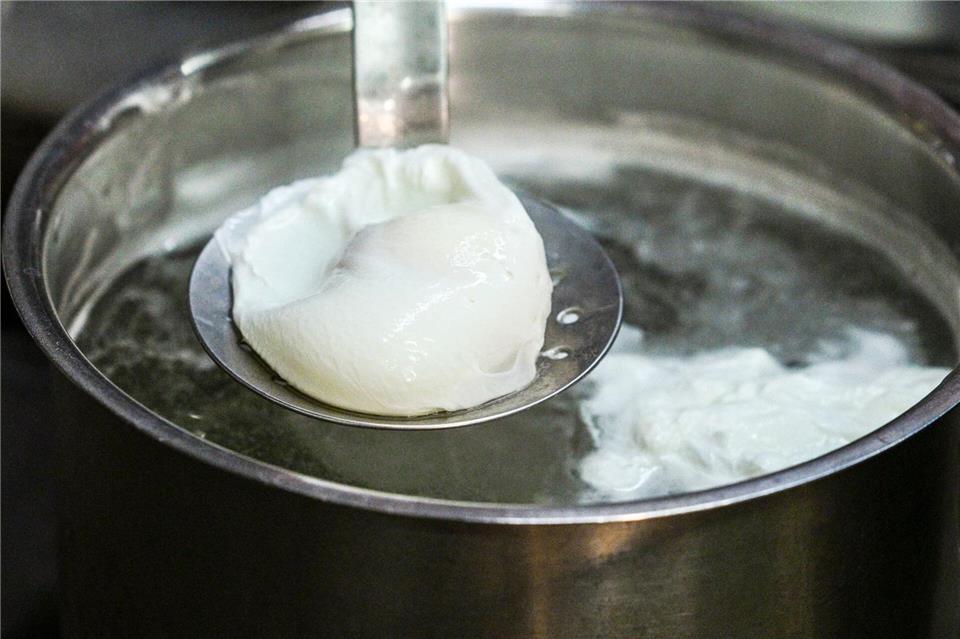 Verlorenes Ei ist ein Muss bei Eggs Benedict: Wie ein glatt-glänzendes halbrundes Wölkchen schmiegt sich geronnenes Eiweiß um das runde, noch flüssige Eigelb. picture alliance/dpa