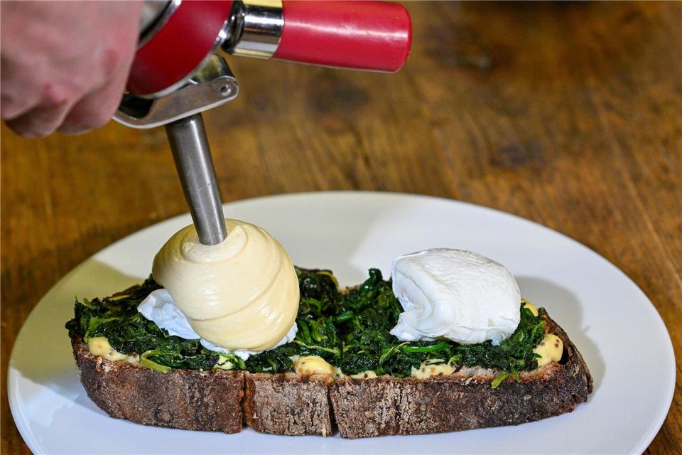 Vermasselte Sauce hollandaise? Da hilft der Syphon-Trick. Einfach die noch warme Sauce zusammen mit aufgeschlagener Sahne in den Syphon geben und aufspritzen. Keiner merkt was. picture alliance/dpa