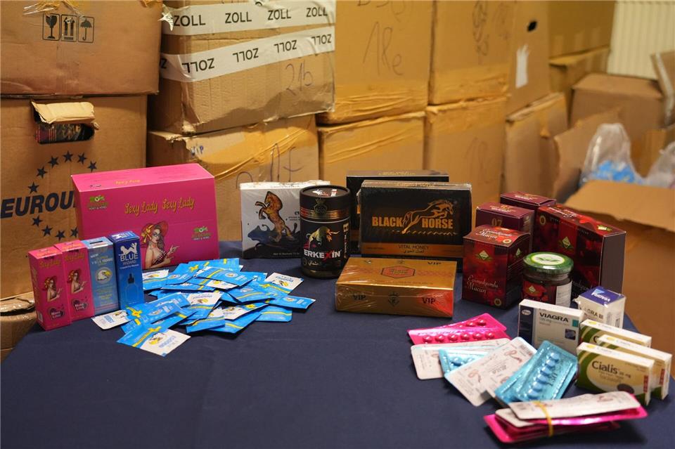 Vermeintlich natürliche Potenzmittel enthalten laut Zoll oft versteckte Wirkstoffe, die eigentlich verschreibungspflichtig sind. (Handout)-/Hauptzollamt Schweinfurt/dpa
