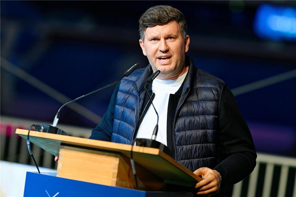 Vermeldete den ersten Neuzugang: Sportgeschäftsführer Andreas SchickerUwe Anspach/dpa