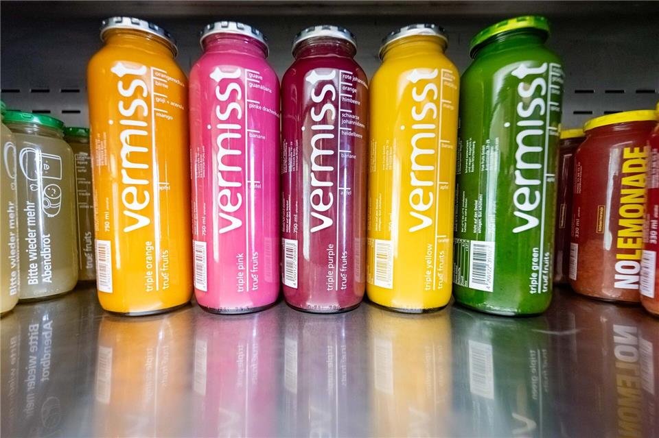 „Vermisst“ steht groß auf den Smoothie-Flaschen von True Fruits - auf der Rückseite wird mit Fotos nach zwei seit Jahren vermissten Personen gesucht.Benjamin Westhoff/dpa