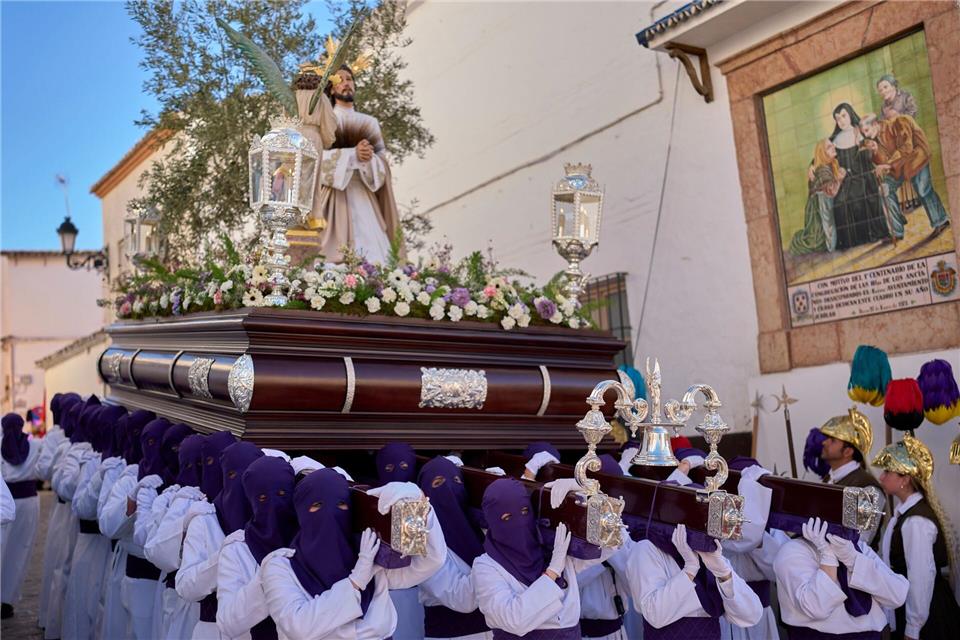 Vermummte Büßer der Bruderschaft „Nuestro Padre Jesus del Huerto y San Diego“ nehmen an einer Prozession teil.Manu Fernandez/AP/dpa