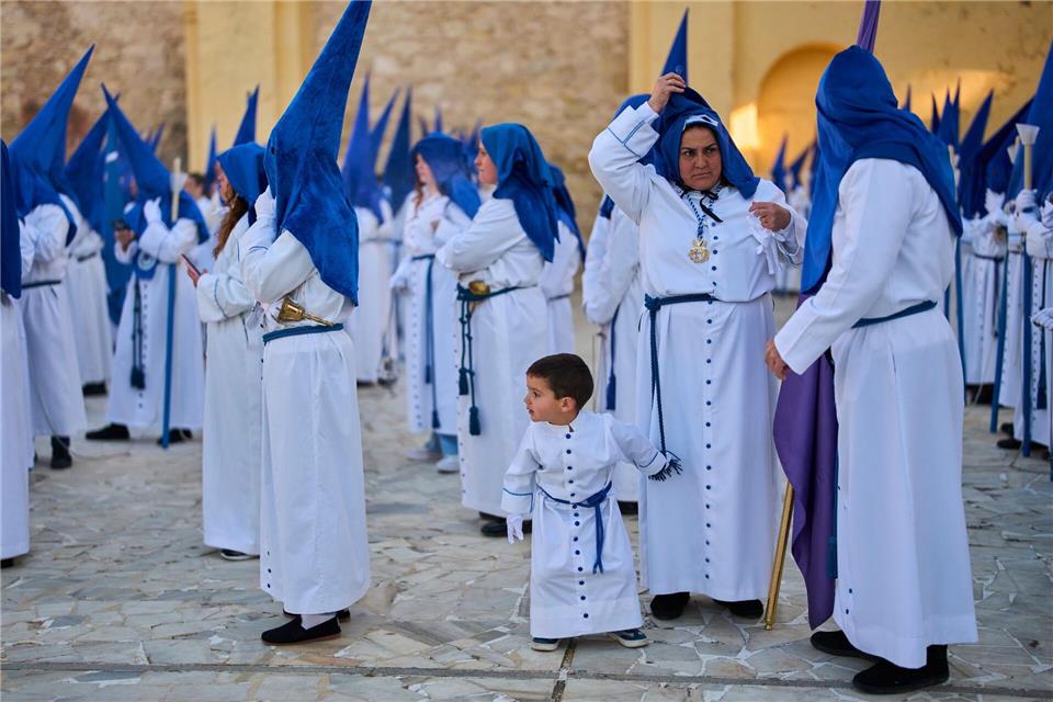 Vermummte Büßer nehmen an einer Prozession in Südspanien teil.Manu Fernandez/AP/dpa