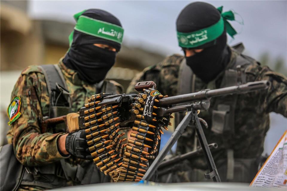 Vermummte Kämpfer der Kassam-Brigaden, des militärischen Flügels der islamistischen Terrororganisation Hamas. (Archivbild)Abed Rahim Khatib/dpa