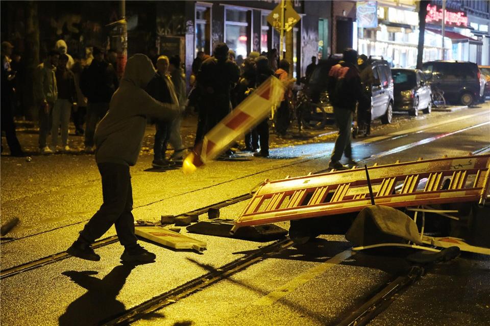 Demonstranten zünden im Leipziger Osten Barrikade an Vermummte errichten Barrikaden.Sebastian Willnow/dpa