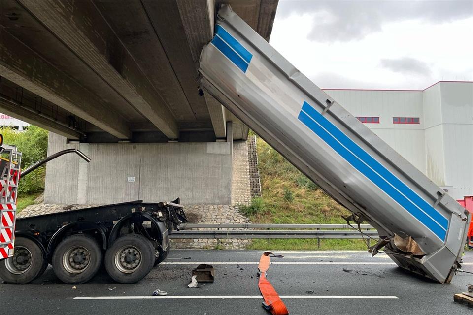 Vermutlich hatte der Fahrer des Kipplasters nach der Abfahrt von einer Baustelle vergessen, den Anhänger wieder herunterzukippen. -/Verkehrspolizeiinspektion Bayreuth/dpa