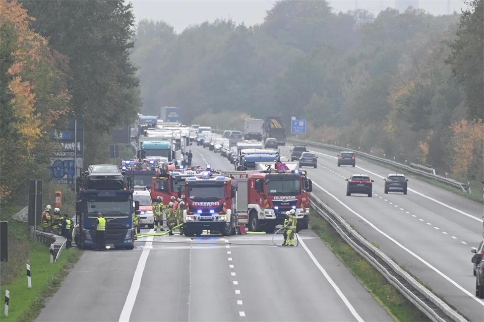 Vermutlich heiß gelaufene Bremsen: Ein Lastwagen geriet am Donnerstagmittag auf der A31 in Brand.