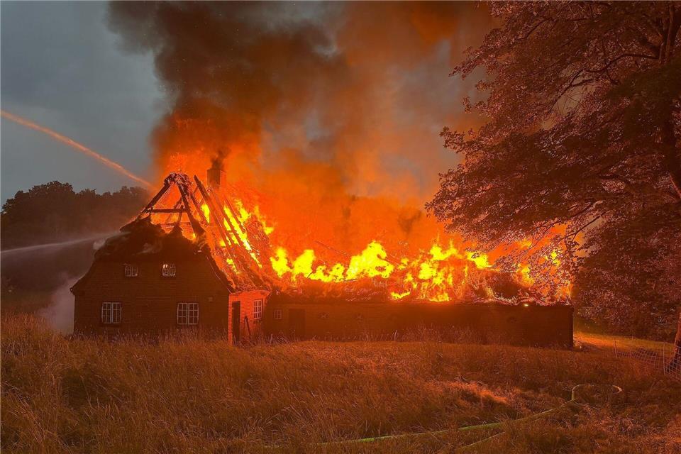 Vermutlich nach einem Blitzeinschlag brannte ein historisches Reetdachhaus.--/Kreisfeuerwehrverband Rendsburg-Eckernförde/dpa