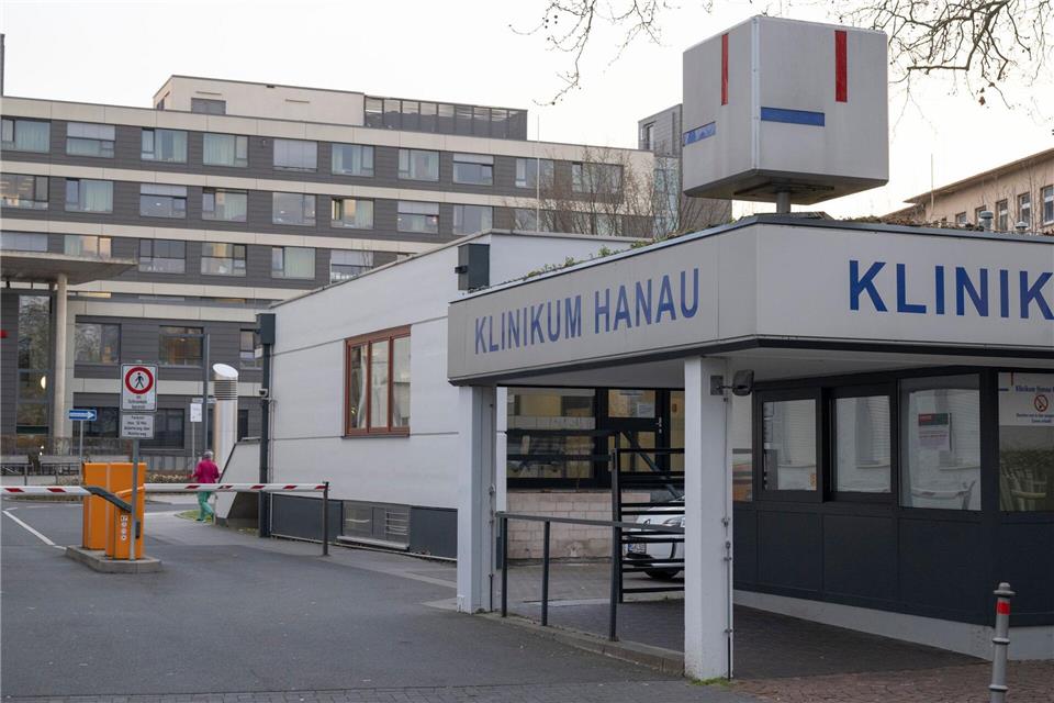 Vermutlich weil ein Patient in einem Zimmer Toilettenpapier angezündet hat, kam es in dem Hanauer Klinikum zu einem Feuerwehreinsatz. (Archivbild)Boris Roessler/dpa
