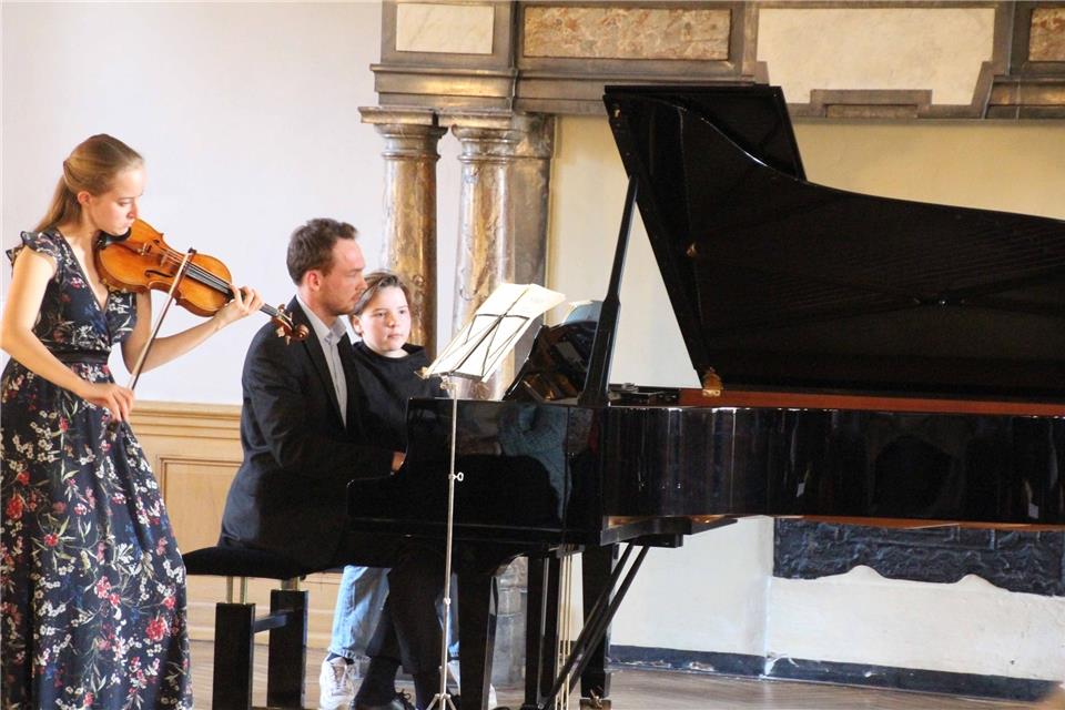 Veronique de Raedemaeker (Violine) und George Tyriard (Klavier) unterhielten die Gäste.