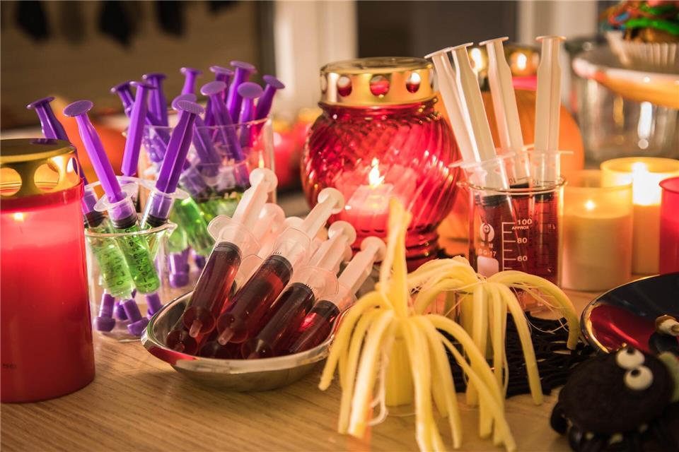 Verpackungen von Halloween-Süßigkeiten wie Bonbontüten, Folien oder Plastikeimer kommen in die Gelbe Tonne oder den Gelben Sack.picture alliance / dpa-tmn