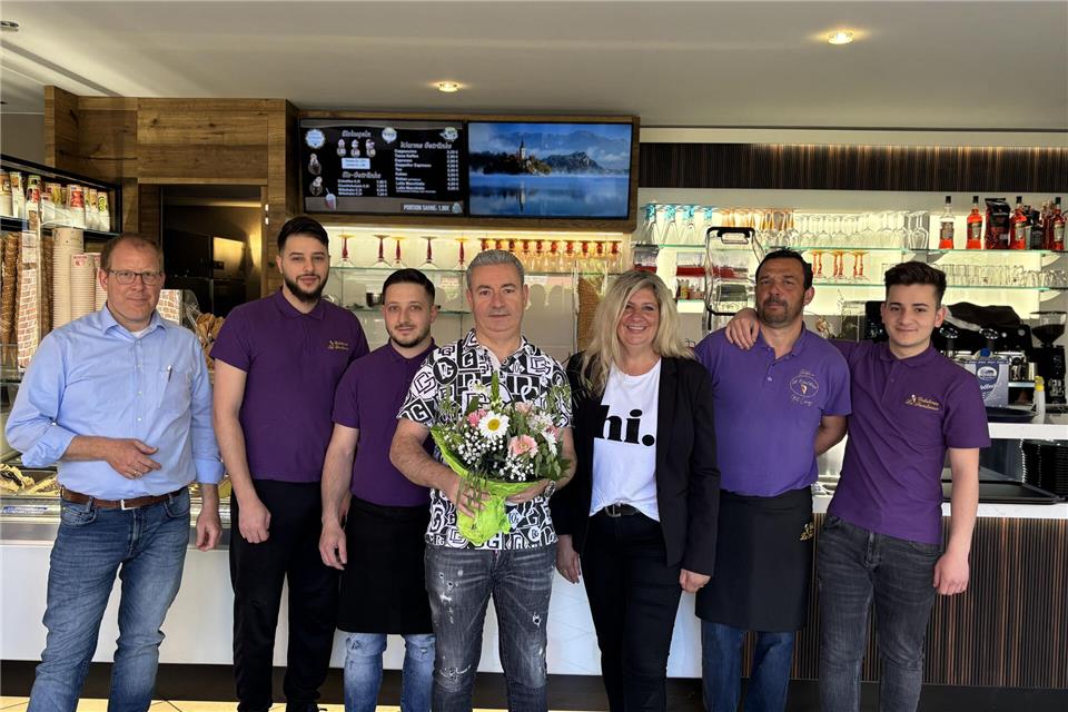 Verpächter Reinhard Nießing (l.) und Maria Kowalsky vom Ortsmarketing (3 v.r.) freuen sich mit Giuseppe Giampaolo (Mitte) und seinem Team über die Eröffnung des Eiscafés.