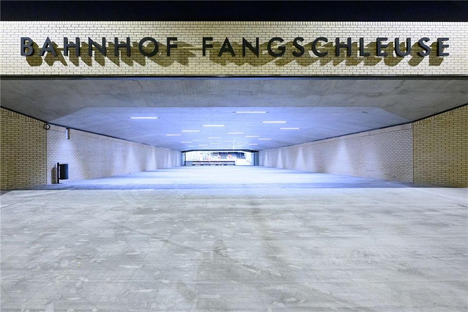 Verpatzter Start für den neuen Bahnhof Fangschleuse. Die ersten Regionalzüge erreichten die Station später als geplant.Patrick Pleul/dpa
