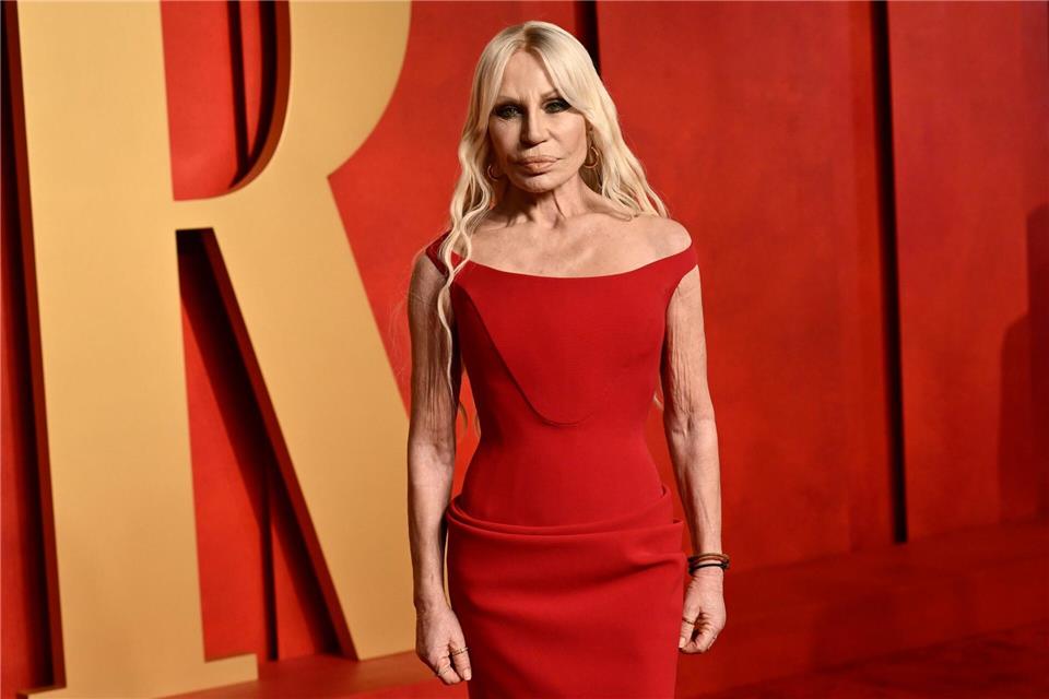 Versace - hier die Schwester von Firmengründer Gianni Versace, Donatella - gehört nun komplett zu Prada. (Archivbild)Evan Agostini/Invision/AP/dpa