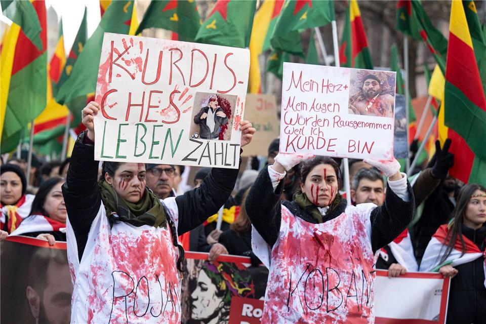 „Versammlungen wirken wie ein Seismograph des politischen Weltgeschehens“, sagt Hessens Innenminister Poseck.Boris Roessler/dpa