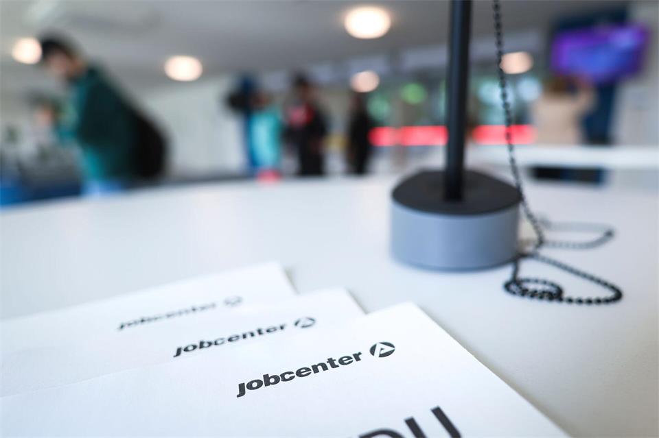 Verschiedene Anträge liegen im Jobcenter Hamburg-Rahlstedt auf einem Stehtisch. (Foto-Produktion)Christian Charisius/dpa