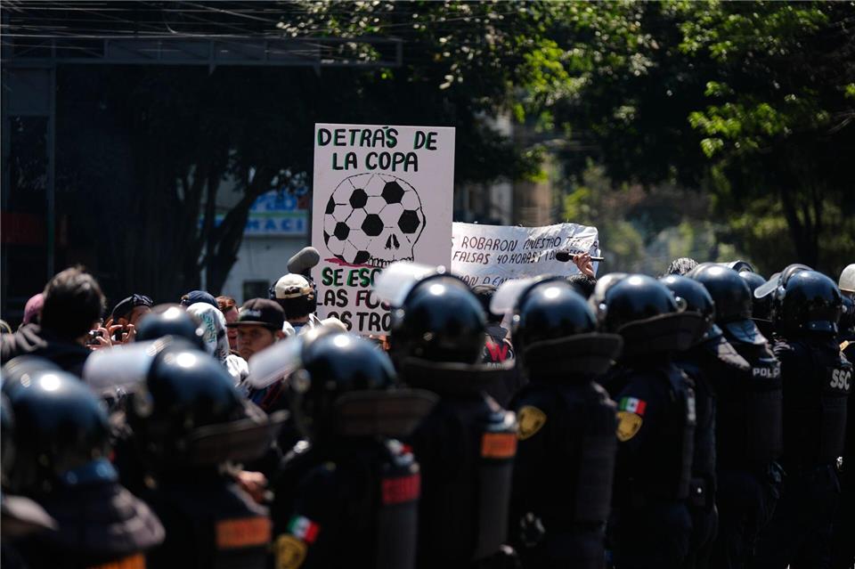 Verschiedene Gruppierungen demonstrieren seit Tagen in Mexiko vor der Eröffnung der WM. (Archivbild)Fernando Llano/AP/dpa