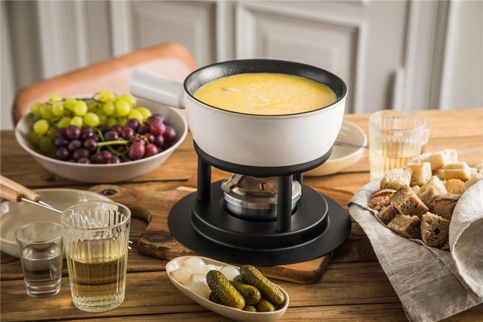 Verschiedene Käsesorten sorgen für ein aromatisches Fondue-Erlebnis: Appenzeller, Emmentaler und Gruyère sind beliebte Klassiker.picture alliance / dpa-tmn