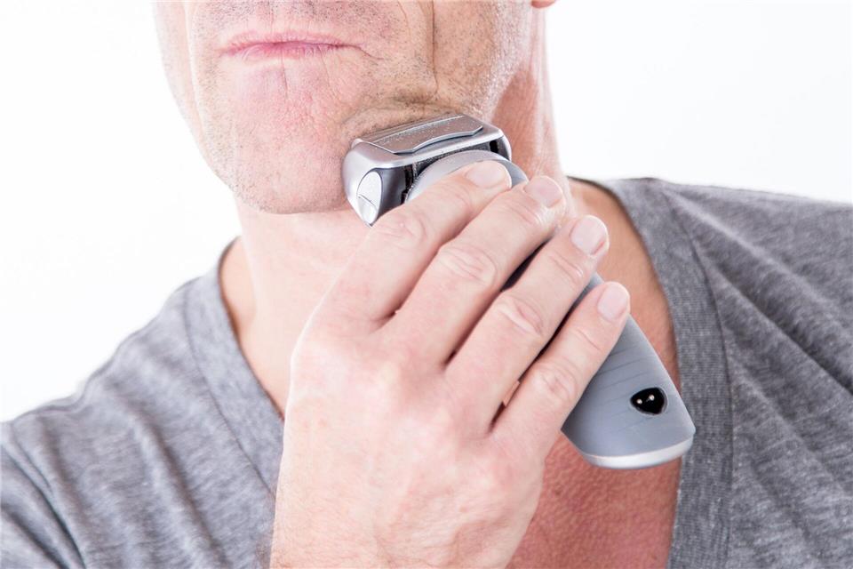 Verschiedene Rasierertypen bieten individuelle Lösungen: Ergonomische Griffe und sanfte Scherköpfe erhöhen den Komfort und beugen Hautirritationen vor.Christin Klose/dpa-tmn